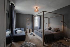 Chambre cosy avec des peintures apaisantes et son coin salon