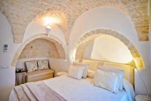 Chambre et alcove dans un trullo supérieur Leonardo Trulli Resort Pouilles