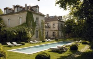Jardin extérieur avec piscine et transat