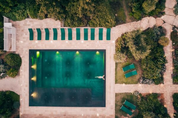 vue aérienne de la piscine de la propriété
