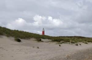 Vue de la plage et du phare au nord de l'île de Texel