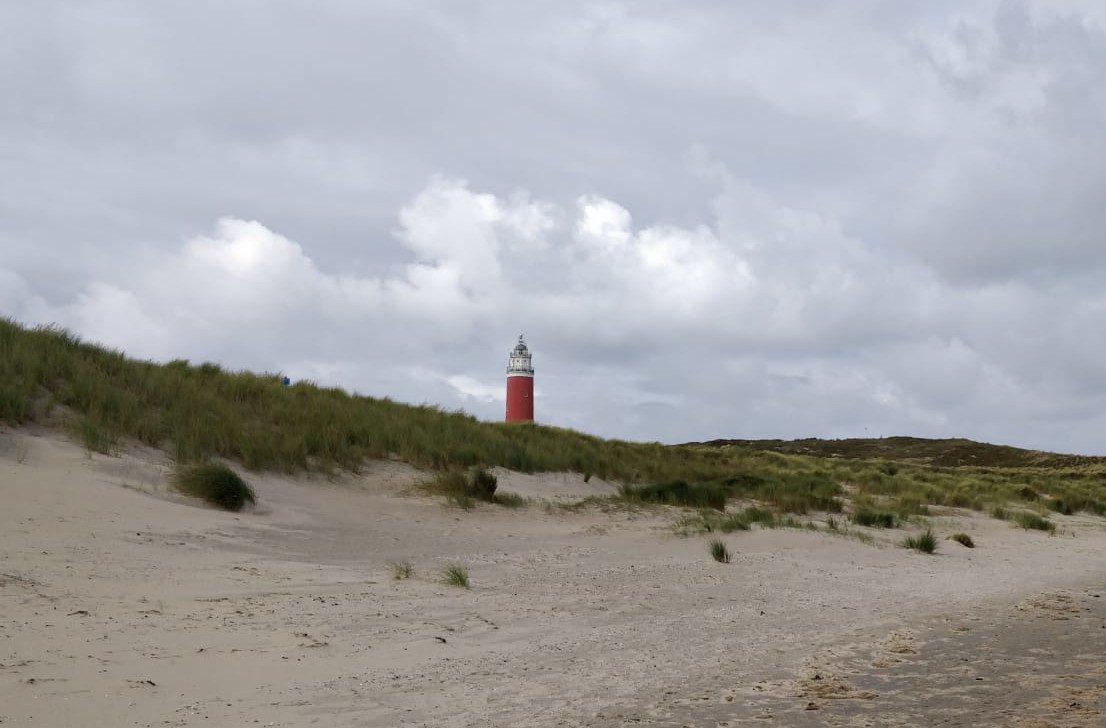 Vue de la plage et du phare au nord de l'île de Texel