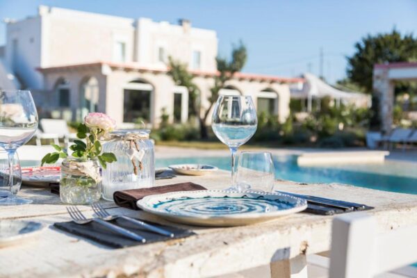 table en terrasse au restaurant de la chambre d'hôtes Leonardo Trulli Resort à Locorotondo dans les Pouilles