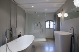 Salle de bain avec baignoire et douche