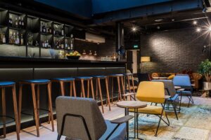 Bar cosy et chaleureux et salle utilisée pour le petit déjeuner