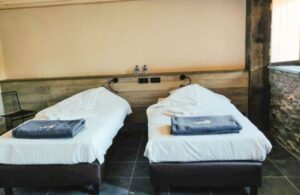 chambre twin avec sa propre salle de bain dans un gîte de groupe en Belgique