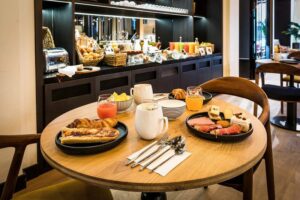 petit déjeuner sous forme de buffet servi à l'hôtel dans Paris proche Saint Lazarre