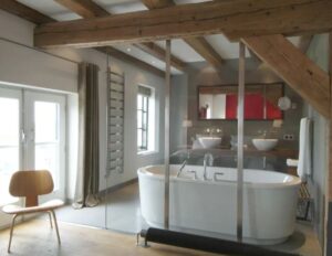 Vue de la salle de bain ouverte sur la chambre