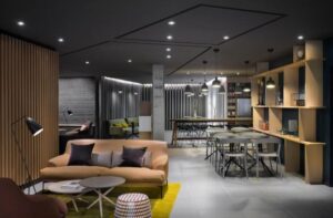 Salle commune comprenant salon, salle à manger et cuisine