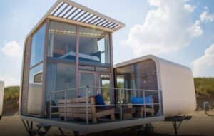 Vue extérieure du cabanon design sur pilotis avec terrasse
