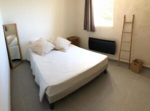 Chambre avec un lit double La Serallère au coeur des oliviers gite Baronnies Provençales