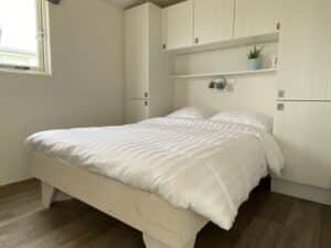 Chambre avec un lit double et rangement