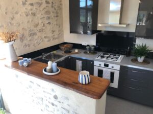 Cuisine ouverte sur le séjour La Serallère au coeur des oliviers gite Baronnies Provençales
