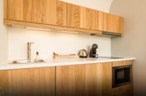 Coin cuisine avec four, machine à café et bouilloire