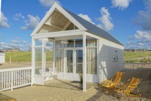 Vue extérieure du cabanon avec terrasse et coin de plage privatif