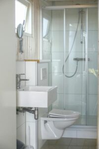 salle de bain avec douche, WC et lavabo