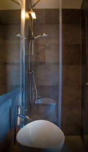 Salle de bain avec douche et lavabo