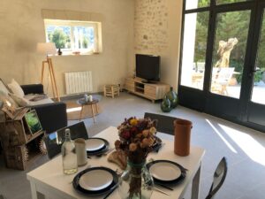 Séjour avec coin salon TV et coin repas La Serallère au coeur des oliviers gite Baronnies Provençales