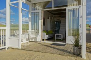 Vue de la terrasse et du séjour depuis le sable