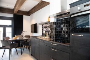Cuisine ouverte BBBB Family Suite avec coin repas