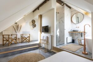 Salle de bain ouverte sur la chambre et coin salon
