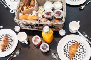 Panier petit déjeuner BBBB Family Suite avec viennoiseries, confiture, jus de fruits, oeufs