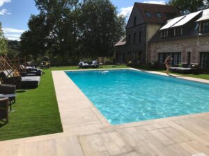 Piscine extérieure et transat dans le jardin