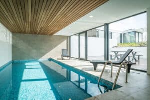 piscine intérieure privée avec terrasse