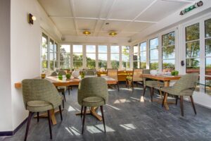 Salle de restaurant dans une véranda lumineuse
