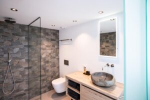 Salle de bain avec douche, WC et lavabo dans une location vacances dans la Frise