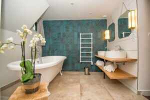 Salle de bain avec baignoire sur pied style rétro
