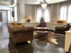 Coin salon de Carolinahoeve avec canapé et fauteuils