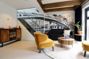 Coin salon BBBB Family Suite avec escalier vers les chambres