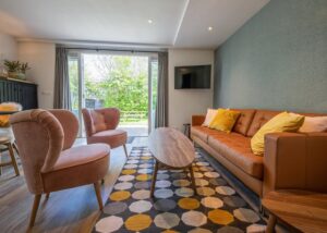 Salon avec vue sur le jardin