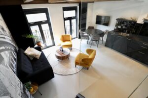 Séjour BBBB Family Suite avec coin salon, coin repas et kitchenette