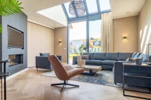 Séjour avec verrière, cheminée et TV