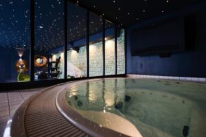 Jacuzzi avec vue sur la salle de détente