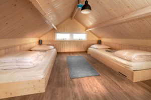 Chambre en mezzanine avec lits jumeaux