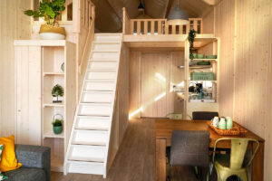 Coin cuisine et escalier menant à la mezzanine avec les lits jumeaux