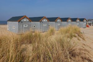 Vue de l'arrière des bungalows de plage