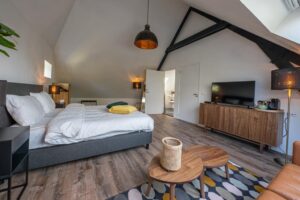 Suite avec chambre double et coin salon
