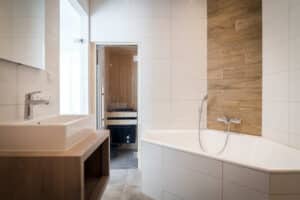 Salle de bain avec sauna
