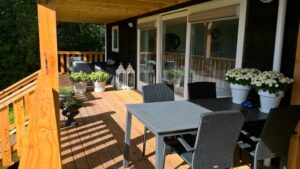 Terrasse couverte du Wol Thus avec coin salon et coin repas Wol Thus