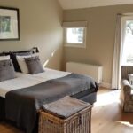 Chambre donnant sur le jardin avec coin salon et lit double De Barnyard - Chambre d'hôtes