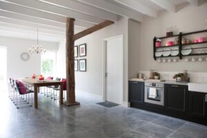 Salle à manger avec cuisine dans la pièce commune De Barnyard - Chambre d'hôtes