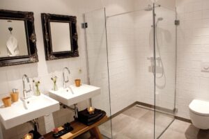 Salle de bain avec douche, wc et double vasque De Barnyard - Chambre d'hôtes