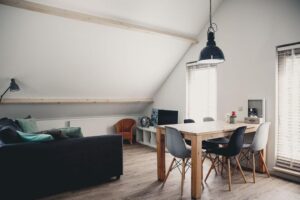 Salon et coin repas dans la grande chambre - De Bedstay chambre d'hôtes