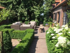 Coin salon dans les jardins du Bed and Breakfast Cassehof
