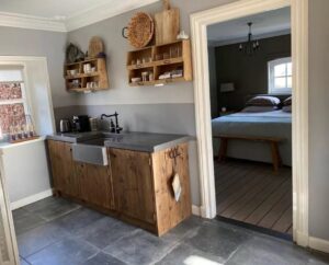 Coin cuisine donnant sur la chambre dans le Bed and Breakfast Cassehof