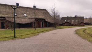 Vue extérieure du village de vacances Hof Van Saksen avec ses maisons mitoyennes au toit de chaume